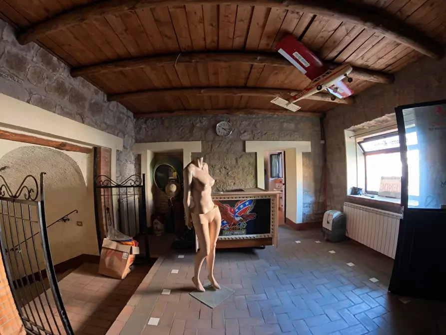 Immagine 10 di Locale commerciale in vendita  in Largo G. Roncacci 9 a Morlupo