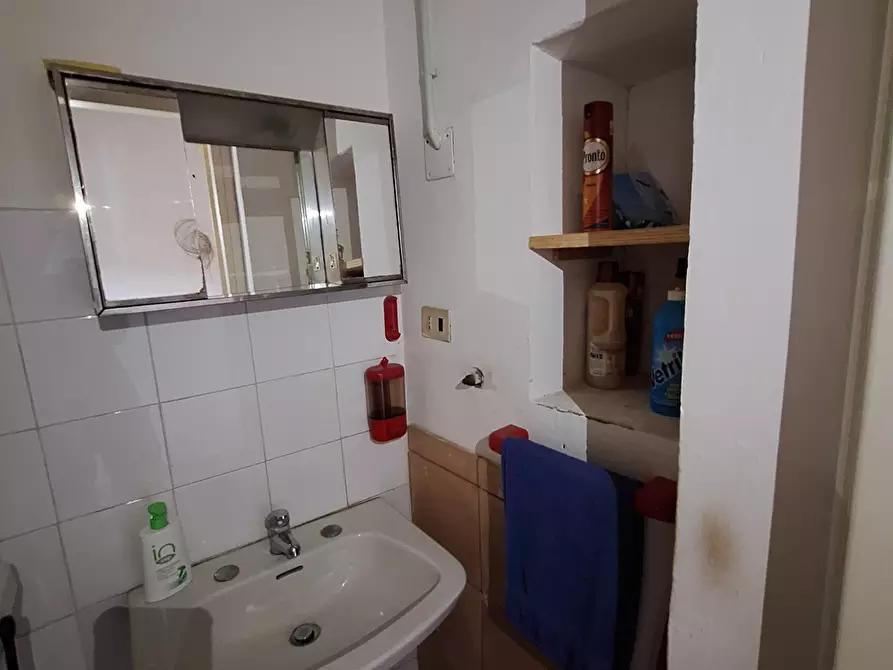 Immagine 10 di Locale commerciale in vendita  in Corso Umberto I 75 a Morlupo