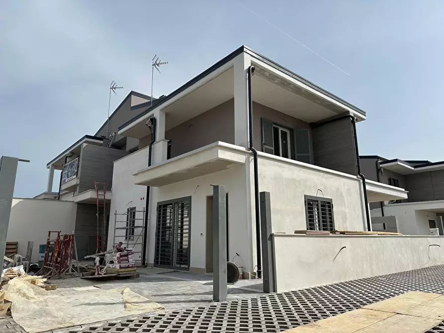 Immagine 2 di Villa in vendita  in Viale Valle dell'Aniene 22 a Guidonia Montecelio