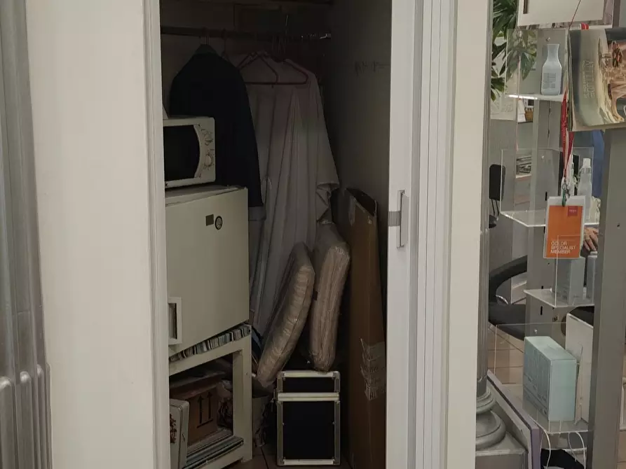 Immagine 4 di Locale commerciale in vendita  in Via Giacomo Leopardi a Scandicci