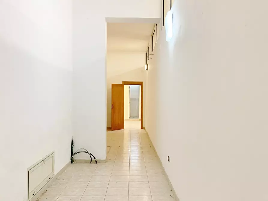 Immagine 8 di Magazzino in vendita  a Catanzaro