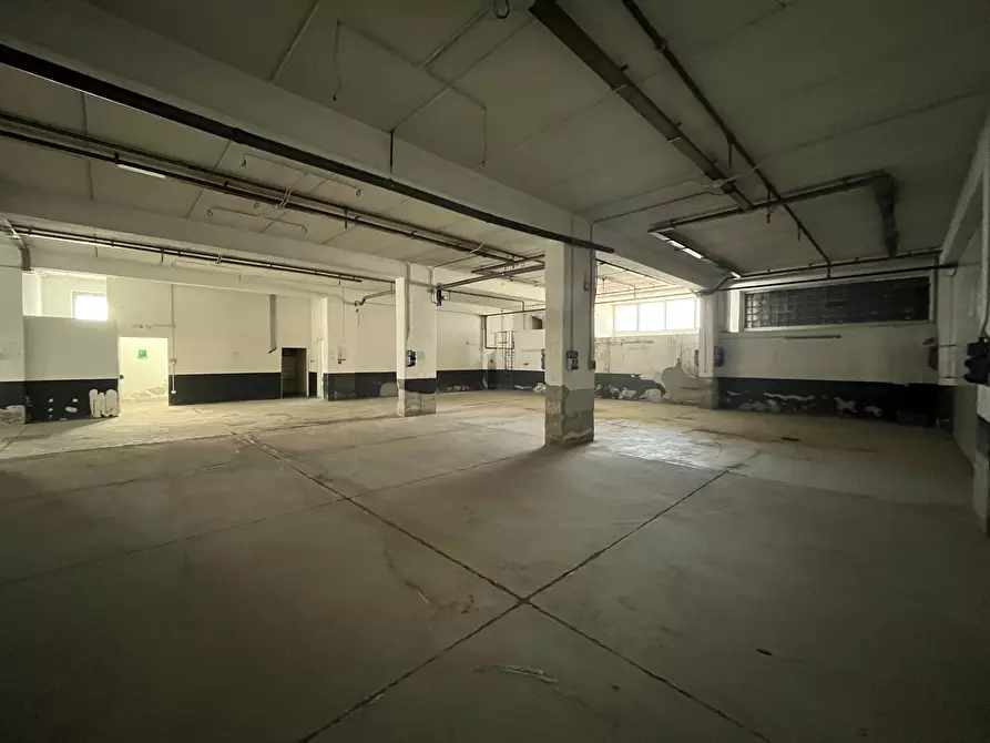 Immagine 7 di Magazzino in affitto  in Viale della Valle Lucrezia 50 a Catanzaro