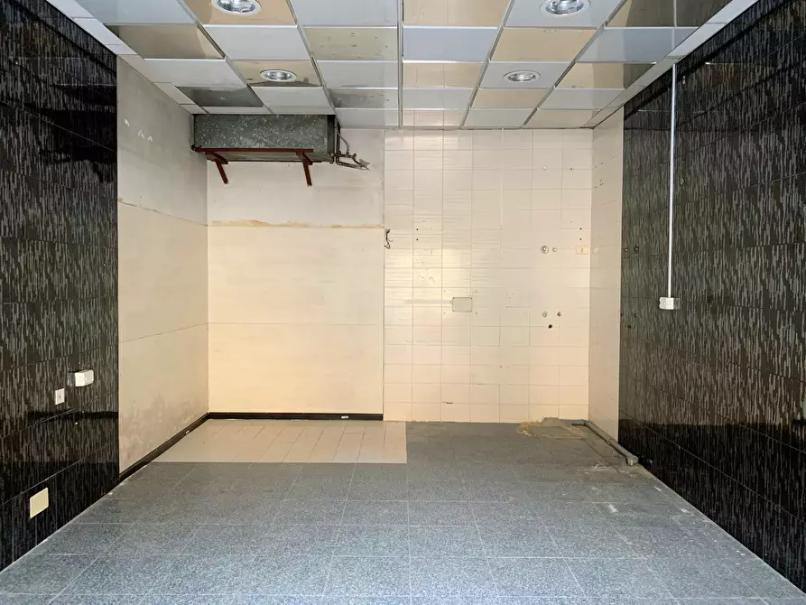 Immagine 2 di Locale commerciale in affitto  a Catanzaro