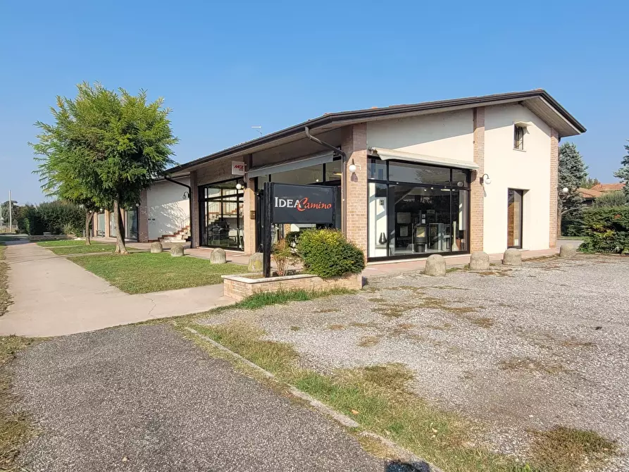 Immagine 3 di Locale commerciale in affitto  in via IV Novembre 268 a Borgosatollo