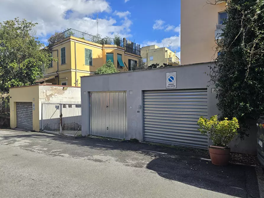 Immagine 1 di Garage in vendita  in Via delle Egadi 16 a Roma