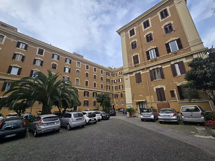Immagine 23 di Trilocale in affitto  in Piazza di Santa Croce in Gerusalemme 1 a Roma