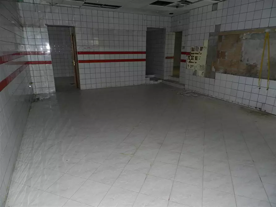 Immagine 9 di Locale commerciale in affitto  in Via dei Castani a Roma