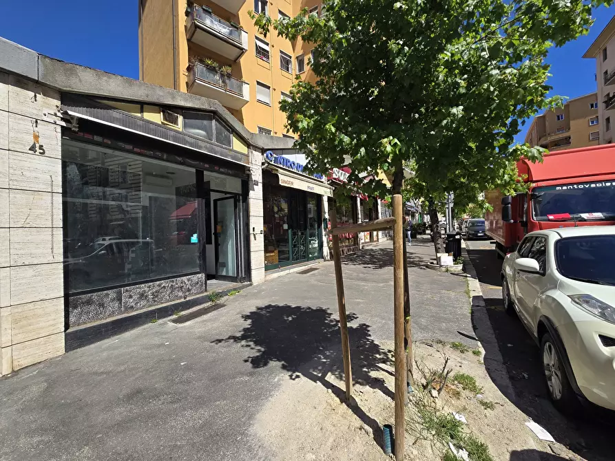 Immagine 1 di Locale commerciale in affitto  in Viale Somalia 47 a Roma