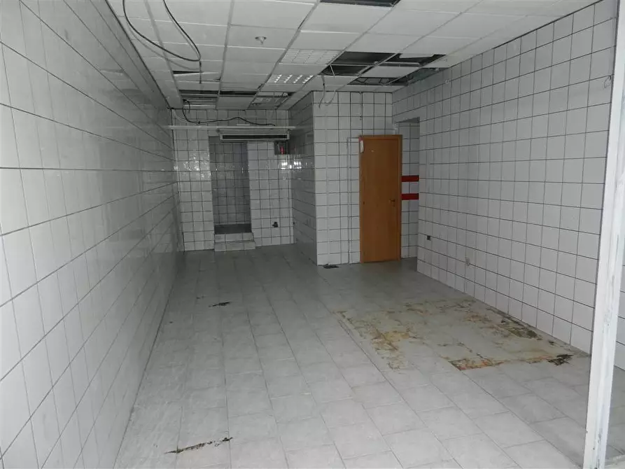 Immagine 14 di Locale commerciale in affitto  in Via dei Castani a Roma