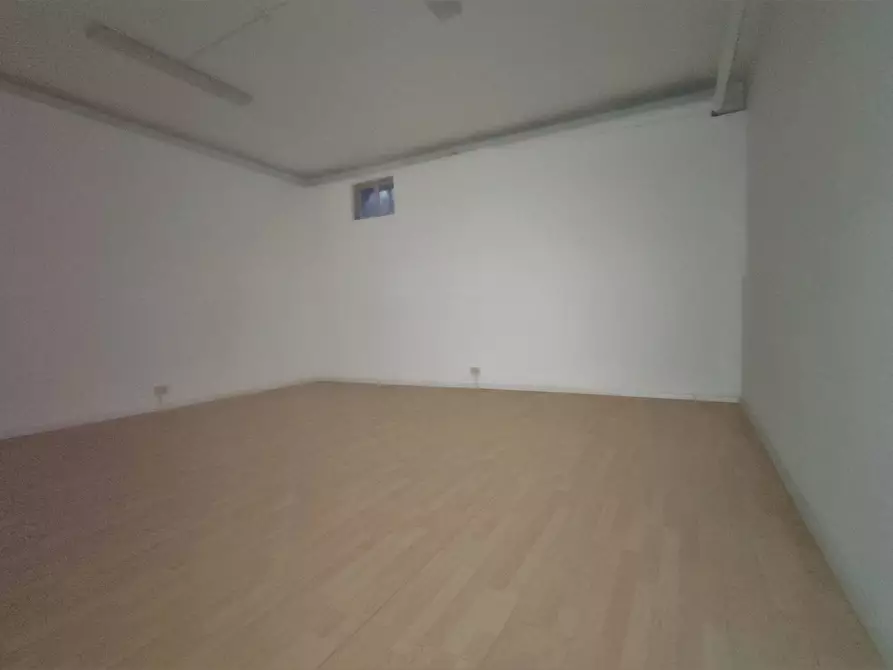 Immagine 5 di Magazzino in vendita  in Via Passo del Furlo 31 a Roma