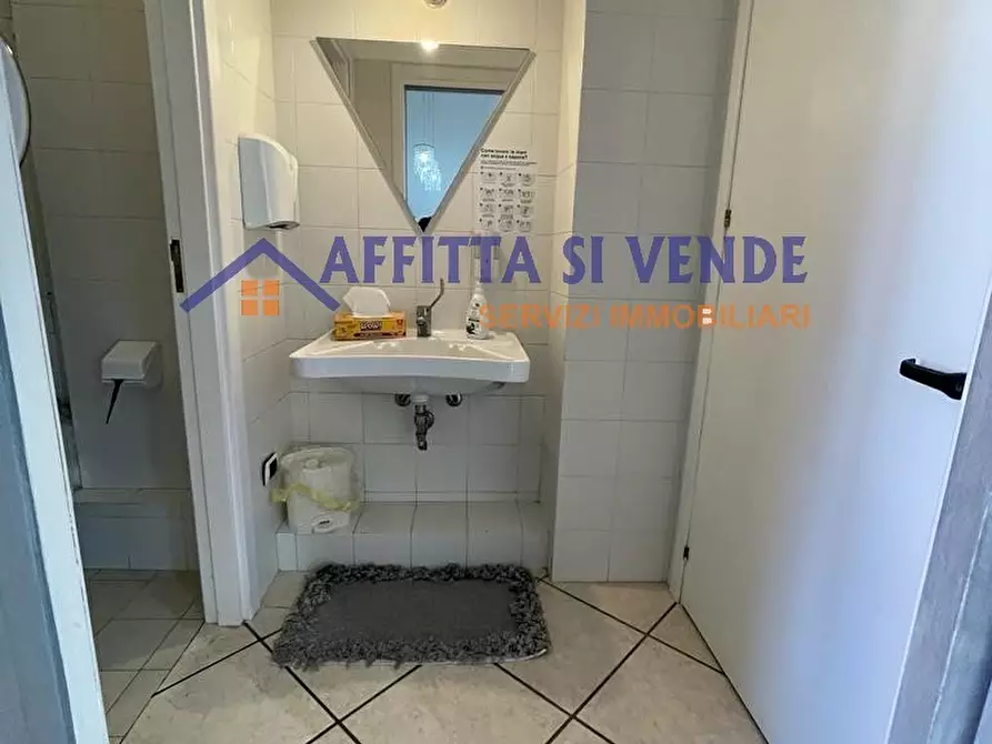 Immagine 18 di Locale commerciale in vendita  in Viale Tica 97 a Siracusa