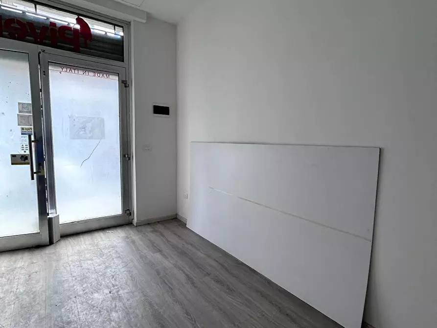 Immagine 1 di Locale commerciale in vendita  a Pescara