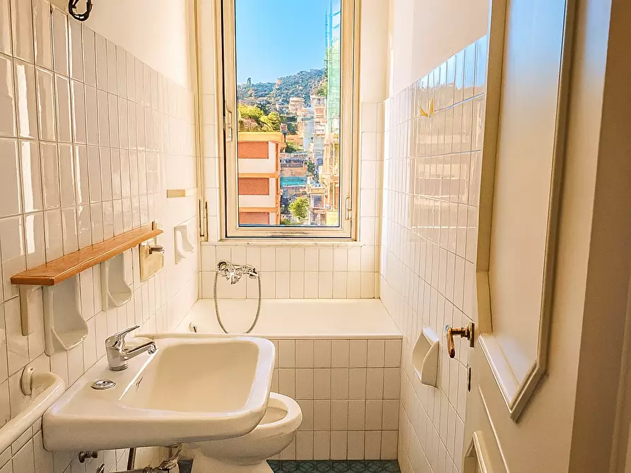 Immagine 9 di Trilocale in vendita  a Rapallo