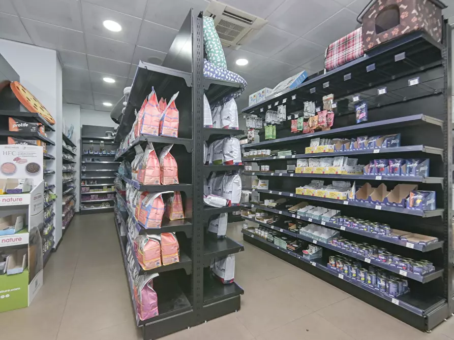 Immagine 11 di Locale commerciale in affitto  in piazza respighi 5 a Torino