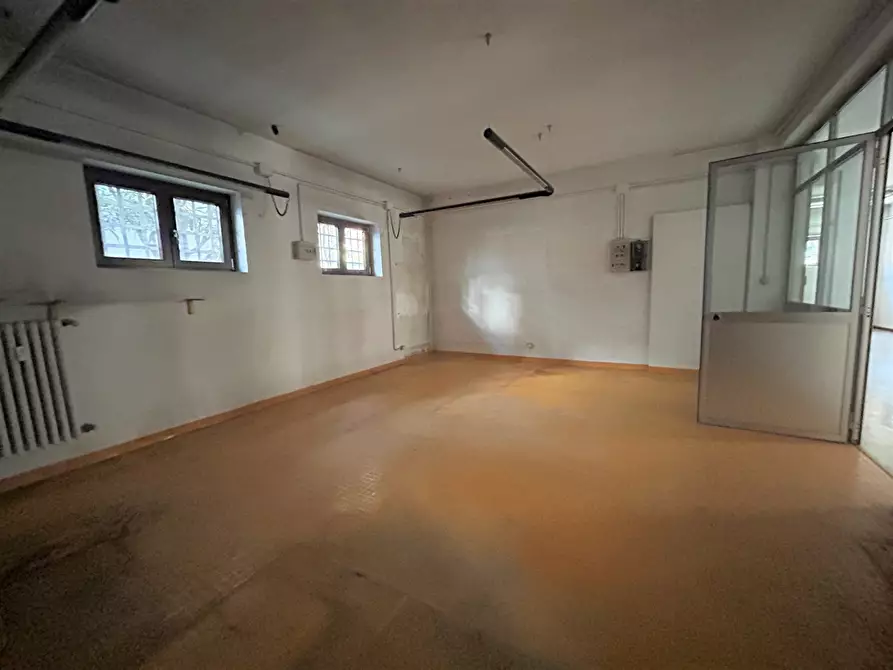 Immagine 2 di Locale commerciale in affitto  in Via Pietrino Belli 65 a Torino