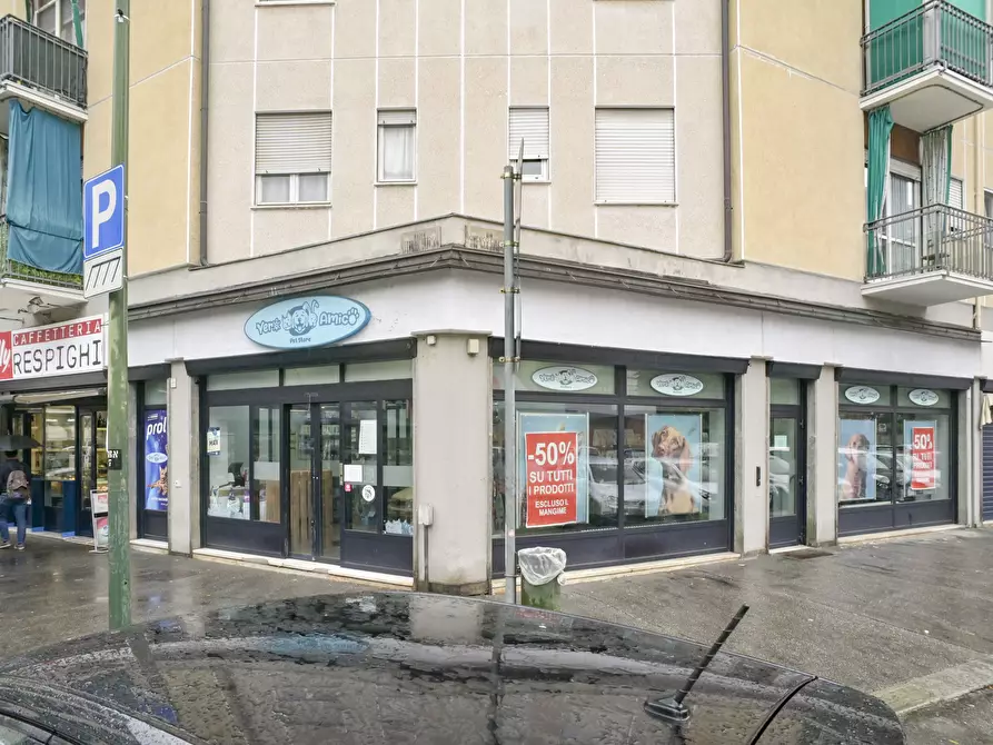 Immagine 1 di Locale commerciale in affitto  in piazza respighi 5 a Torino