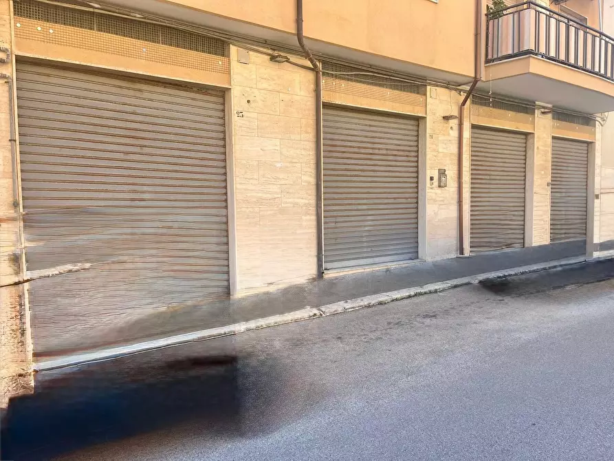 Immagine 2 di Locale commerciale in vendita  in Via Giacomo Leopardi a Monopoli