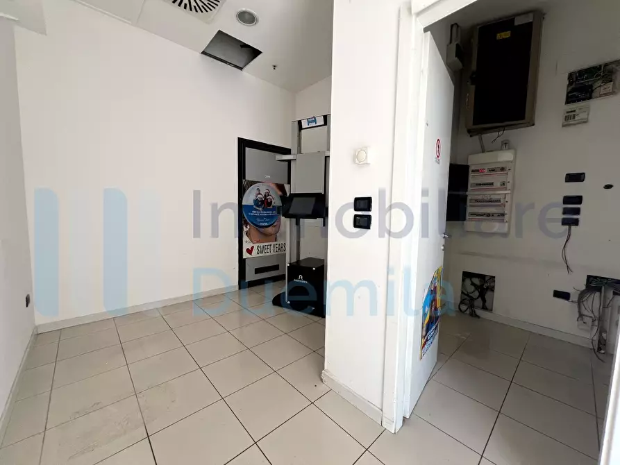 Immagine 9 di Locale commerciale in affitto  a Bologna