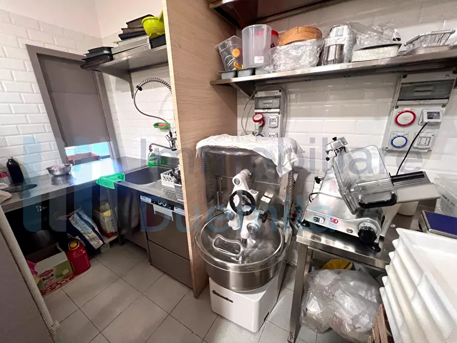 Immagine 14 di Locale commerciale in vendita  a Casalecchio Di Reno