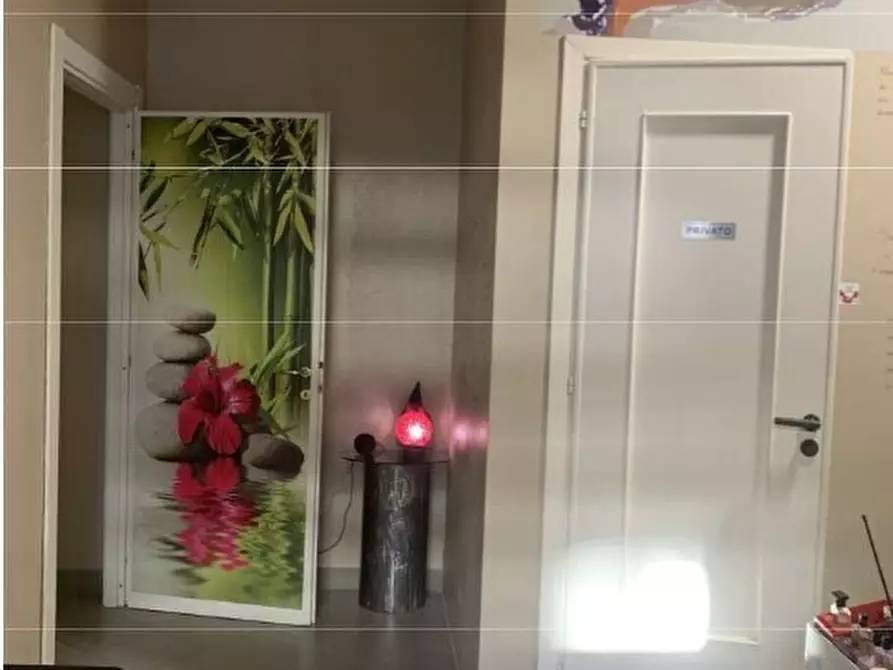 Immagine 3 di Locale commerciale in vendita  in Via Roma 11 a Valenza