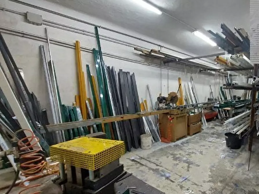 Immagine 6 di Locale commerciale in vendita  in Via Teglia 107 R a Genova