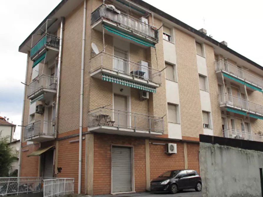 Immagine 9 di Locale commerciale in vendita  in Via Fratelli Canepa 76 a Serra Riccò