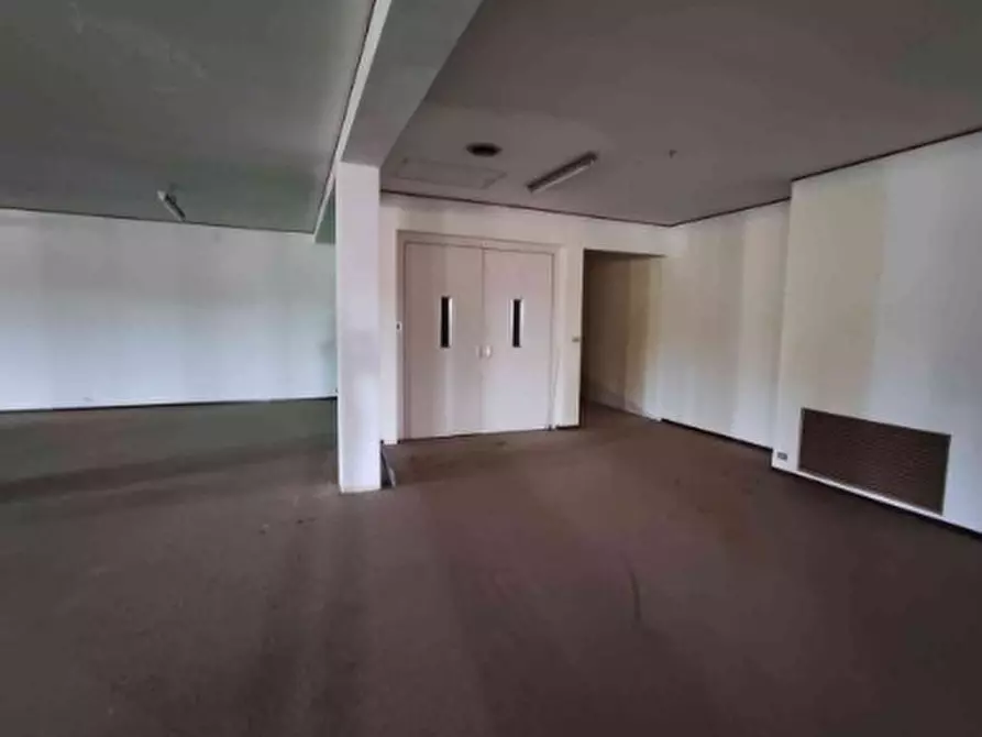 Immagine 9 di Showroom in vendita  in Corso Giuseppe Garibaldi 177 a Gattinara