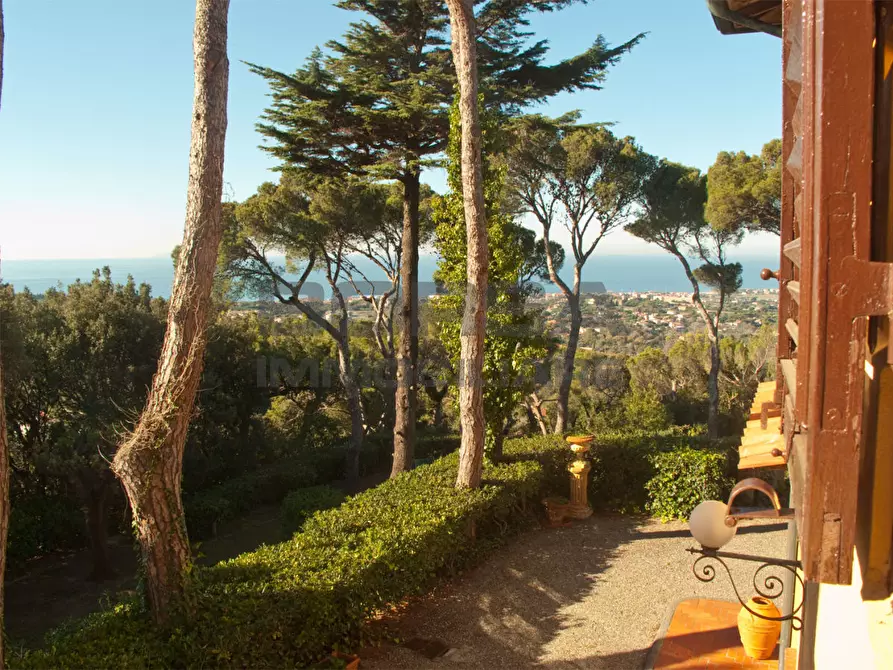 Immagine 4 di Villa in vendita  in Via Bayron 2 a Livorno