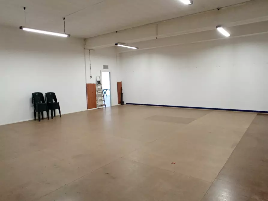 Immagine 9 di Showroom in vendita  a Ragusa