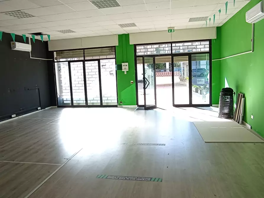 Immagine 5 di Locale commerciale in affitto  a Ragusa