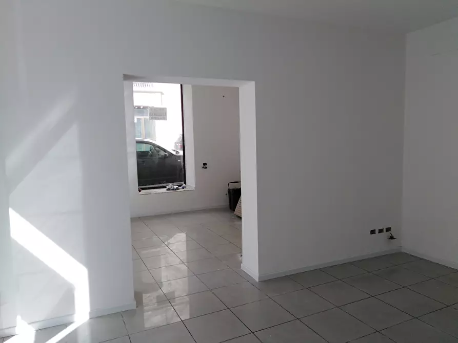 Immagine 5 di Locale commerciale in affitto  a Ragusa