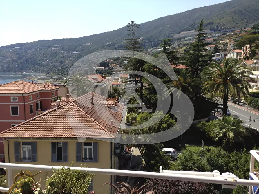 Immagine 3 di Trilocale in vendita  in Corso Regina Margherita 39 a Ospedaletti