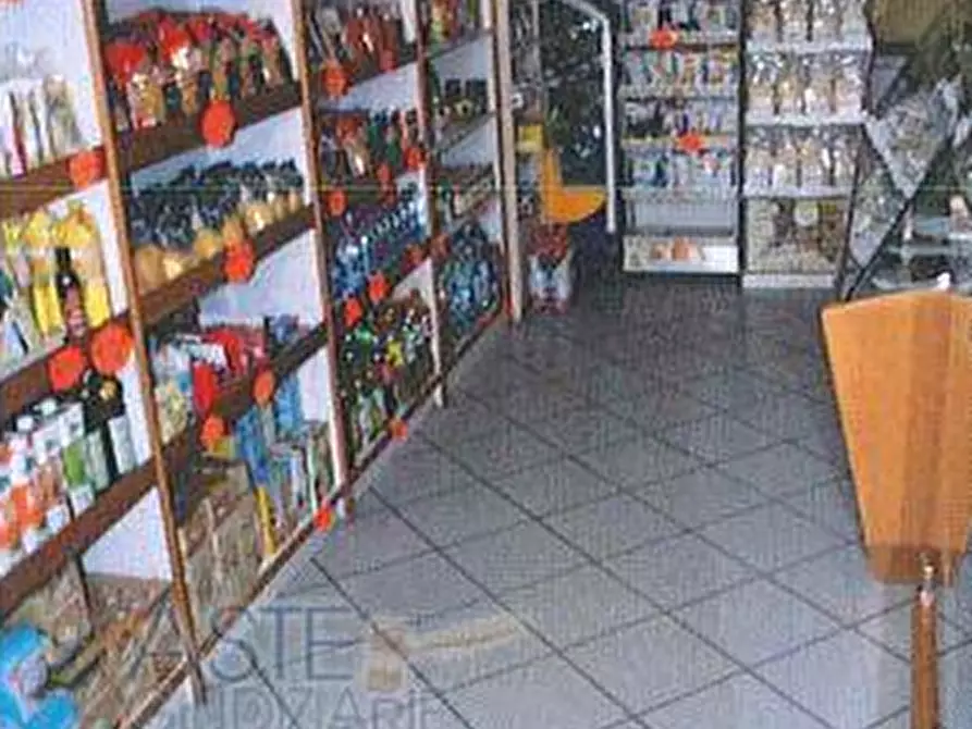 Immagine 1 di Locale commerciale in vendita  a Longiano