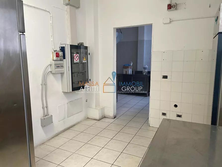 Immagine 46 di Locale commerciale in vendita  in Via Democrazia 64 a Massa