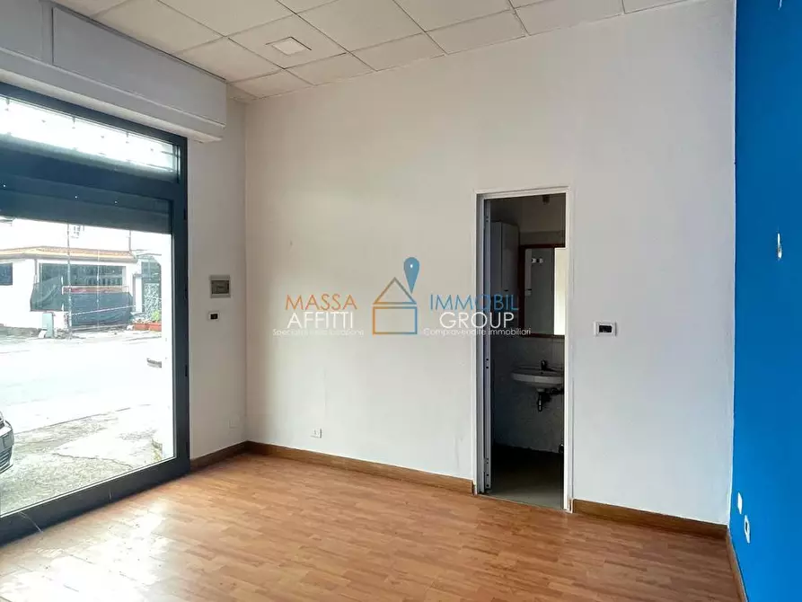 Immagine 4 di Locale commerciale in vendita  in Via San Leonardo 376 a Massa