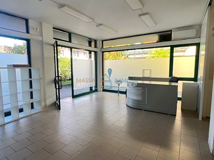 Immagine 3 di Locale commerciale in vendita  in Via Montegrappa 85 a Massa