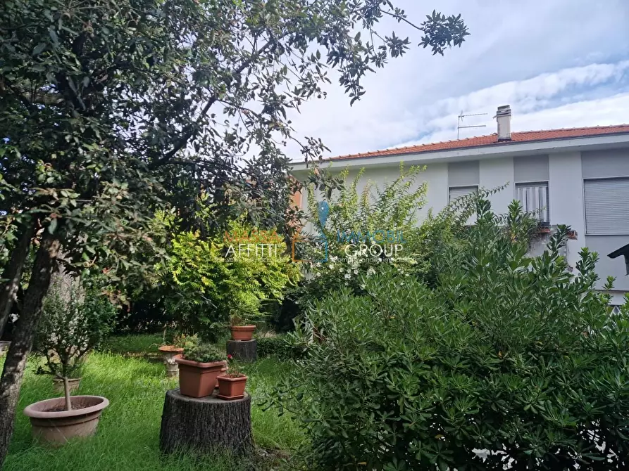 Immagine 1 di Villa in vendita  in Viale XX Settembre 301 a Carrara