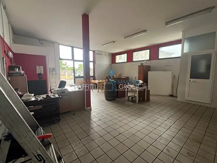 Immagine 6 di Locale commerciale in affitto  in Via del Papino 15 a Massa