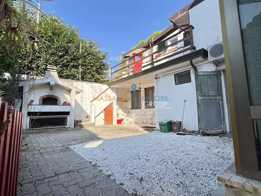 Immagine 1 di Casa semindipendente in vendita  in Via Felice Cavallotti 33 a Massa