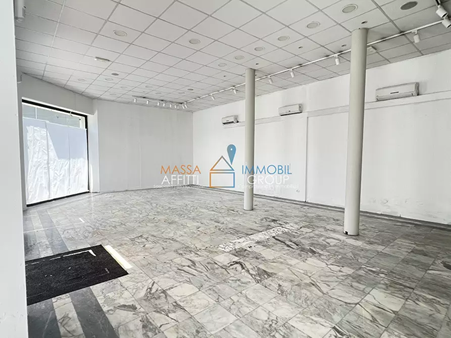 Immagine 13 di Locale commerciale in affitto  in Viale XX Settembre 199 a Carrara