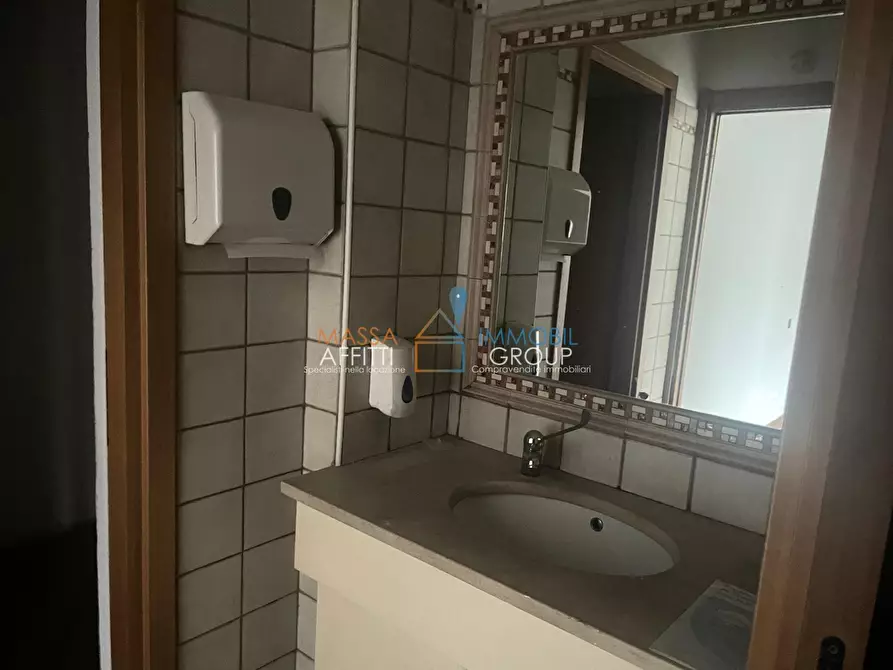 Immagine 5 di Locale commerciale in affitto  in Strada Statale 1 20 a Massa