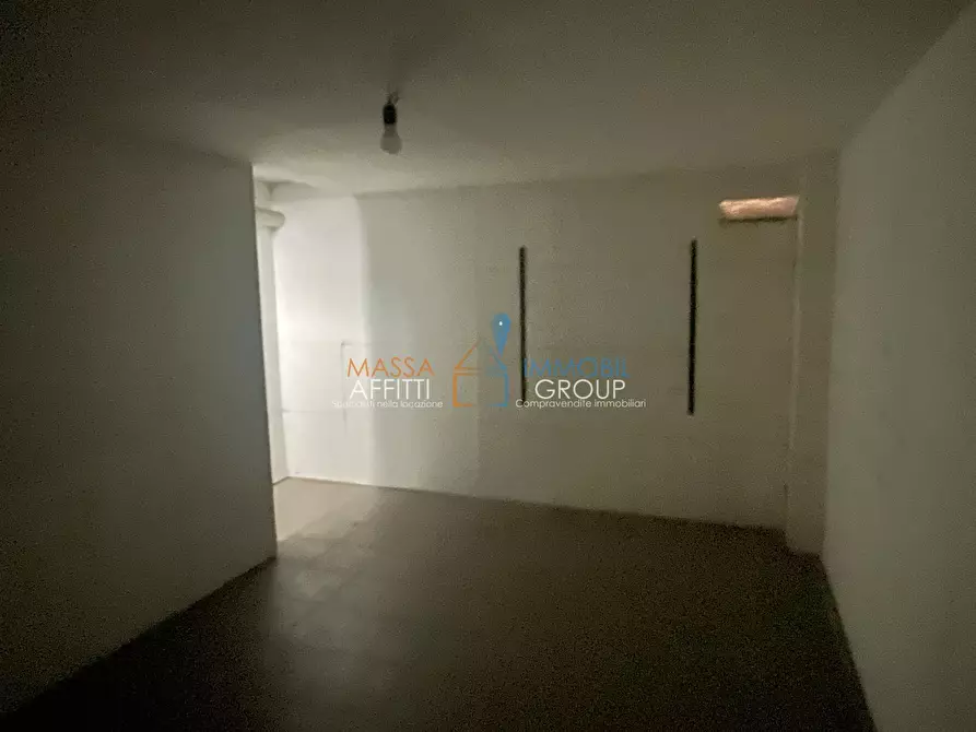 Immagine 13 di Locale commerciale in affitto  in Piazza Giovanni Pellerano 5 a Massa