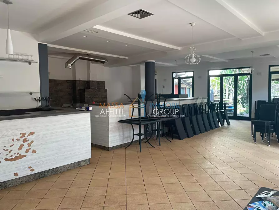 Immagine 8 di Locale commerciale in vendita  in Via Democrazia 64 a Massa