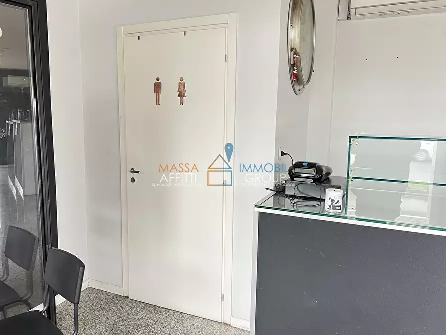 Immagine 2 di Locale commerciale in vendita  in Via degli Oliveti 12 a Massa