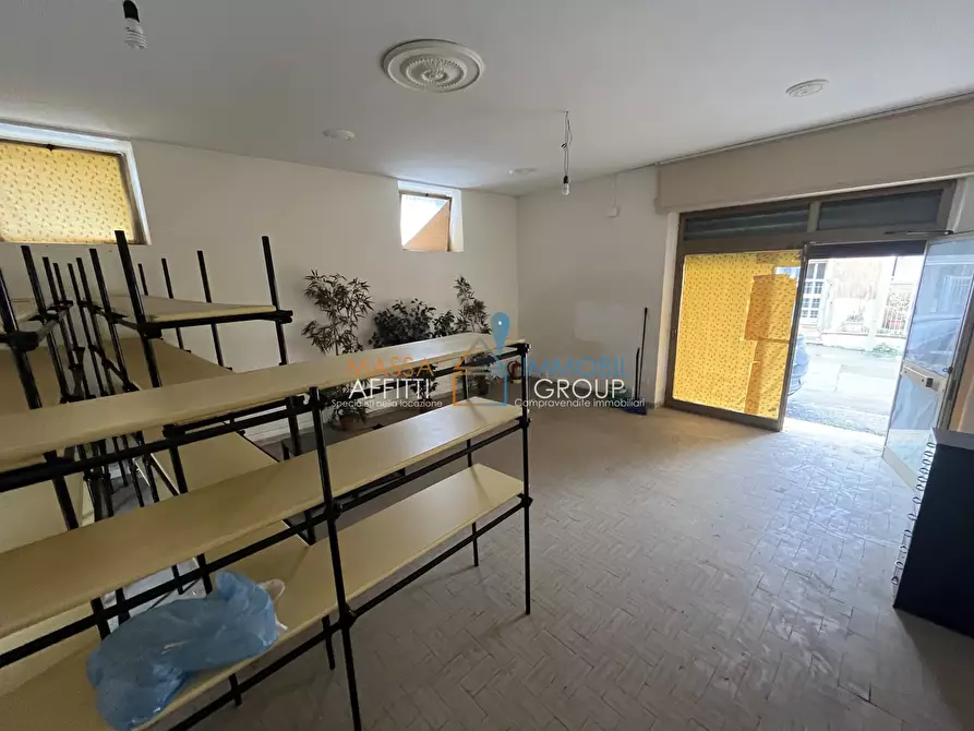 Immagine 1 di Locale commerciale in vendita  in Via Amatore Sciesa 5 a Massa