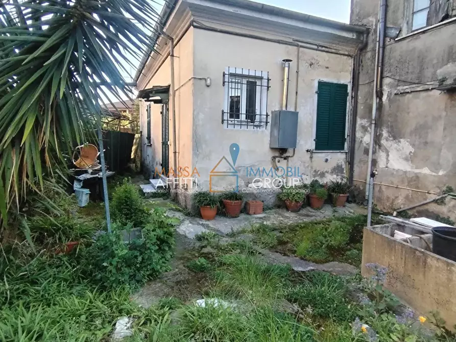 Immagine 2 di Casa indipendente in vendita  in Via Petroniano 10 a Massa