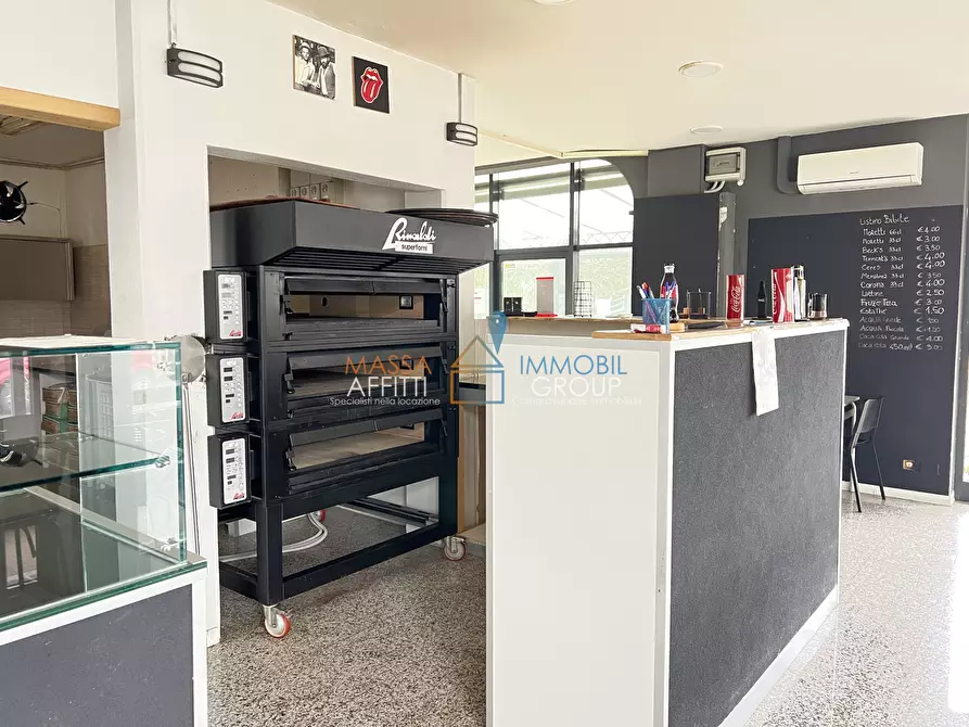 Immagine 4 di Locale commerciale in vendita  in Via degli Oliveti 12 a Massa