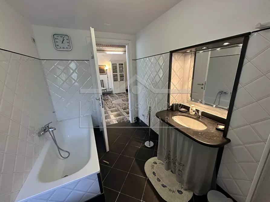 Immagine 22 di Pentalocale in vendita  in Via San Bartolomeo del Bosco 109 a Savona