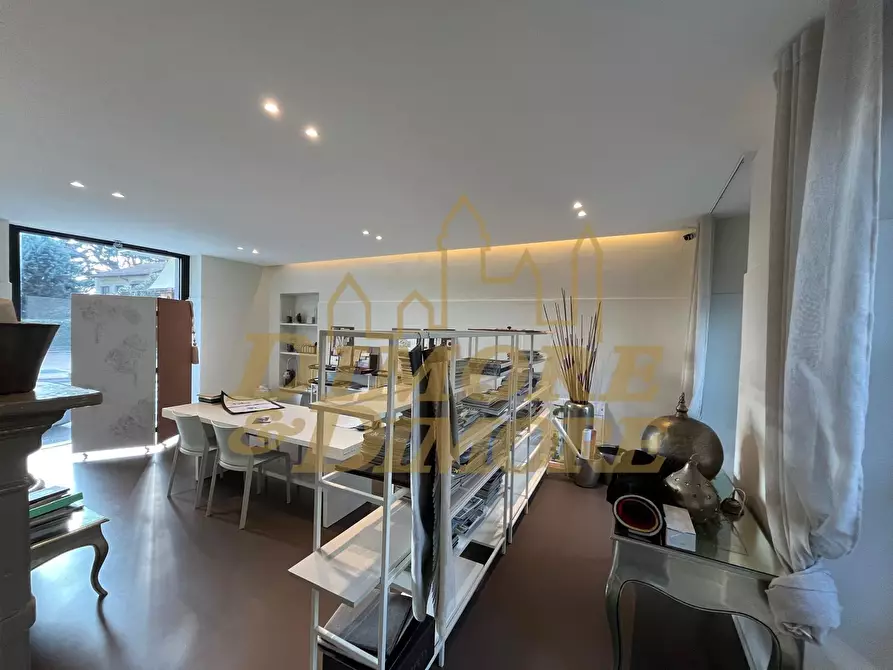 Immagine 15 di Locale commerciale in affitto  a Sesto Calende