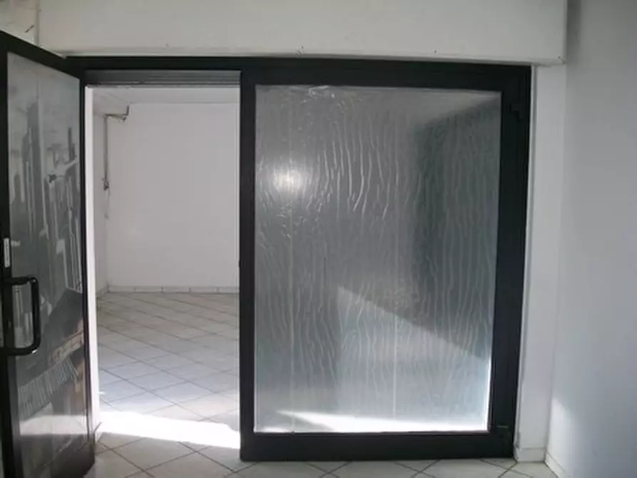 Immagine 17 di Locale commerciale in affitto  in VIA I.SILONE a Lanciano